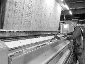 青海纺织业 火热生产编织年末 丰收图